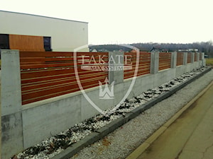 Ogrodzenie-drewnopodobne-Lakate - zdjęcie od LAKATE Sp.z.o.o BRAMY I OGRODZENIA