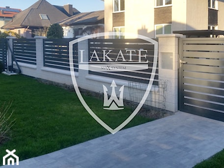 Aranżacje wnętrz - Ogród: Ogrodzenie aluminiowe Alu Fence_Lakate_ogrodzenia_balustrady - Ogród, styl tradycyjny - LAKATE Sp.z.o.o BRAMY I OGRODZENIA . Przeglądaj, dodawaj i zapisuj najlepsze zdjęcia, pomysły i inspiracje designerskie. W bazie mamy już prawie milion fotografii!