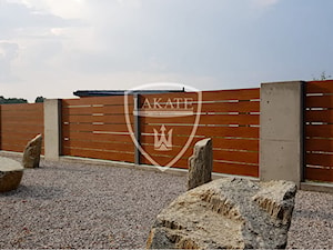 Beton architektoniczny w połączeniu z panelami aluminiowymi - zdjęcie od LAKATE Sp.z.o.o BRAMY I OGRODZENIA