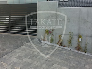 Surowy beton w połączeniu z aluminium - zdjęcie od LAKATE Sp.z.o.o BRAMY I OGRODZENIA