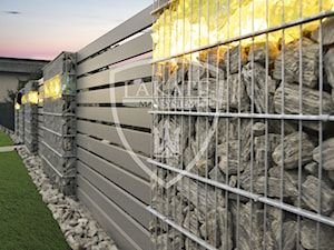 Ogrodzenie podświetlane #lakate#producent#ogrodzeń_aluminiowych#nowoczesych# - zdjęcie od LAKATE Sp.z.o.o BRAMY I OGRODZENIA