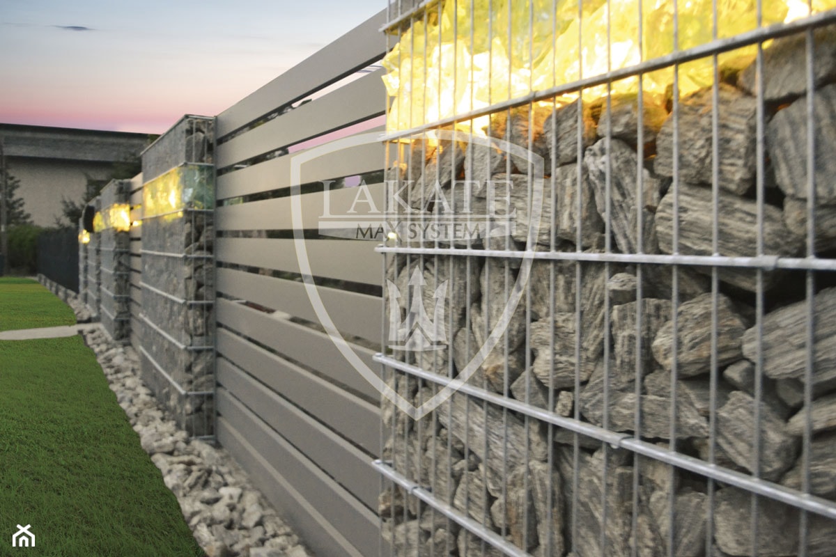 Ogrodzenie podświetlane #lakate#producent#ogrodzeń_aluminiowych#nowoczesych# - zdjęcie od LAKATE Sp.z.o.o BRAMY I OGRODZENIA - Homebook