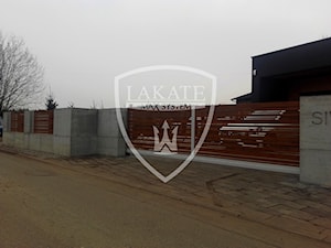 Ogrodzenie aluminiowe imitujące drewno - zdjęcie od LAKATE Sp.z.o.o BRAMY I OGRODZENIA