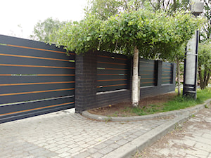 Pomysł na zagospodarowanie przestrzeni wokół domu - zdjęcie od LAKATE Sp.z.o.o BRAMY I OGRODZENIA