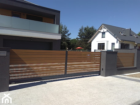 Aranżacje wnętrz - Domy: Alu Wood Fence Mix - LAKATE Sp.z.o.o BRAMY I OGRODZENIA . Przeglądaj, dodawaj i zapisuj najlepsze zdjęcia, pomysły i inspiracje designerskie. W bazie mamy już prawie milion fotografii!