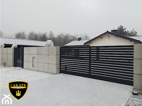 Aranżacje wnętrz - Domy: Alu Fence Optimal Lakate - LAKATE Sp.z.o.o BRAMY I OGRODZENIA . Przeglądaj, dodawaj i zapisuj najlepsze zdjęcia, pomysły i inspiracje designerskie. W bazie mamy już prawie milion fotografii!