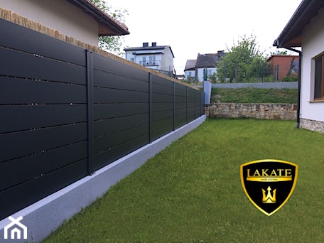 Aranżacje wnętrz - Domy: Alu Fence Premium Lakate - LAKATE Sp.z.o.o BRAMY I OGRODZENIA . Przeglądaj, dodawaj i zapisuj najlepsze zdjęcia, pomysły i inspiracje designerskie. W bazie mamy już prawie milion fotografii!