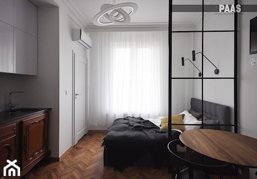 Lokal mieszkalny przy ul. Długiej w Krakowie - Średnia biała sypialnia, styl nowoczesny - zdjęcie od PAAS Pracownia Projektowa