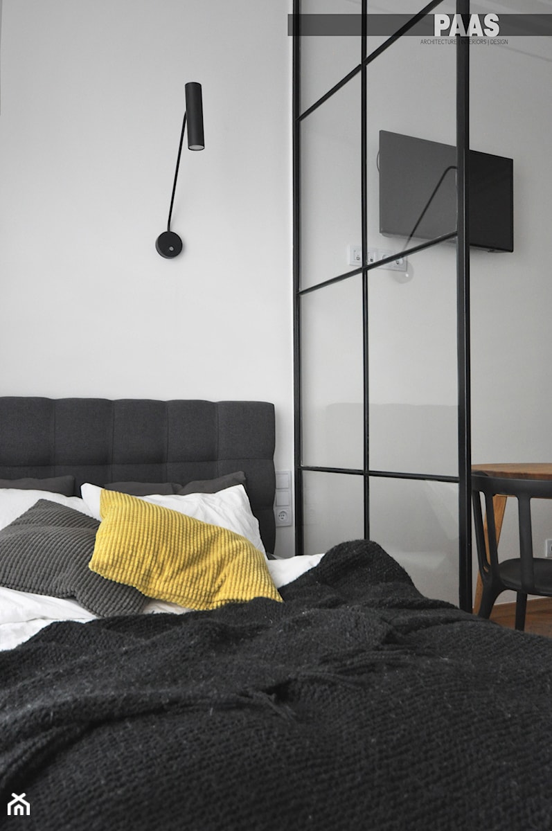 Lokal mieszkalny przy ul. Długiej w Krakowie - Mała biała sypialnia, styl nowoczesny - zdjęcie od PAAS Pracownia Projektowa