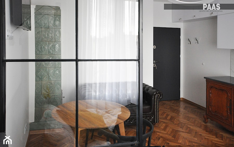 Lokal mieszkalny przy ul. Długiej w Krakowie - Mały biały salon, styl nowoczesny - zdjęcie od PAAS Pracownia Projektowa