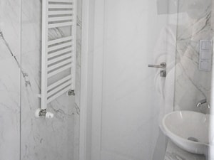 Lokal mieszkalny przy ul. Długiej w Krakowie - Mała na poddaszu bez okna z marmurową podłogą łazienka, styl nowoczesny - zdjęcie od PAAS Pracownia Projektowa