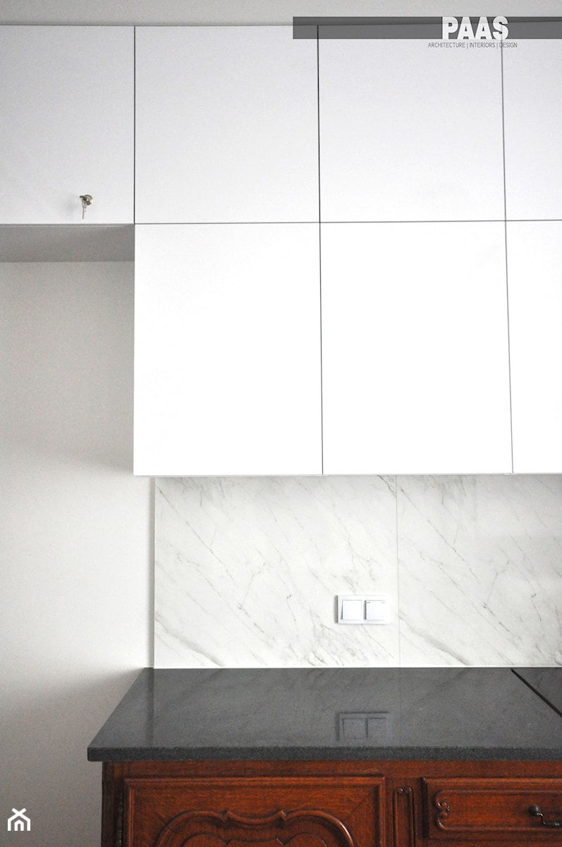 Lokal mieszkalny przy ul. Długiej w Krakowie - Z kamiennym blatem biała kuchnia jednorzędowa z marmurem nad blatem kuchennym, styl nowoczesny - zdjęcie od PAAS Pracownia Projektowa