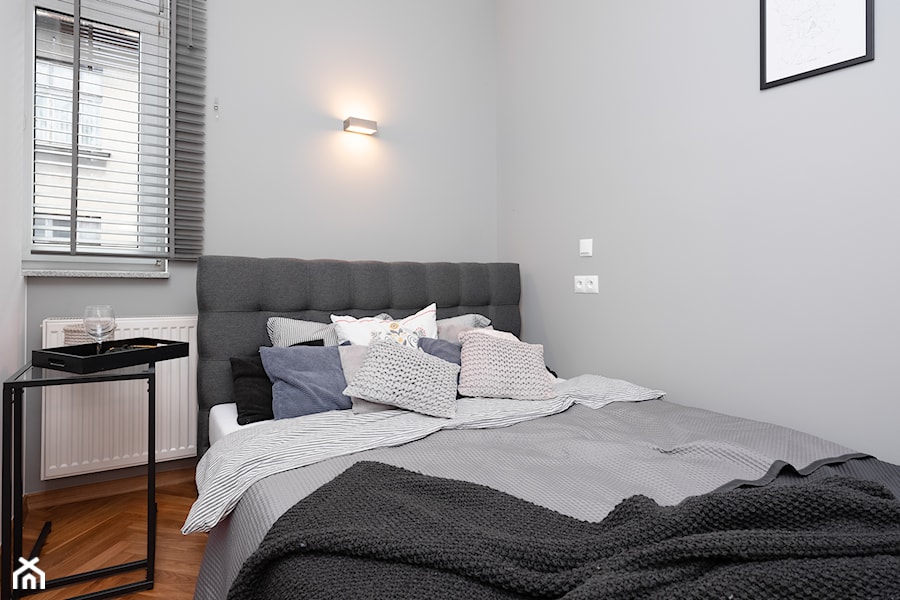Bosacka - Mała szara sypialnia, styl nowoczesny - zdjęcie od PAAS Pracownia Projektowa