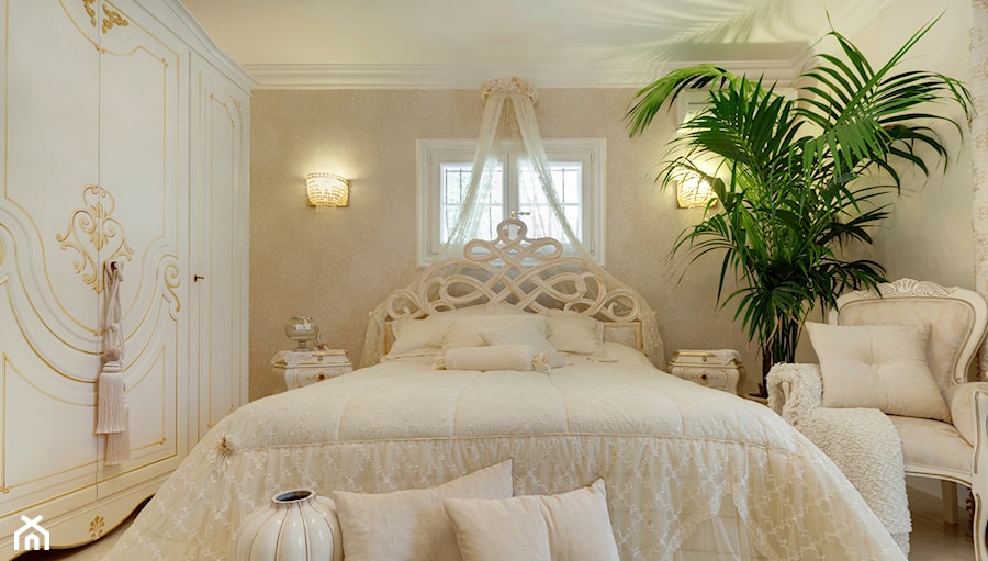 Mała beżowa sypialnia, styl tradycyjny - zdjęcie od ZYGMUNT SP. Z O.O.