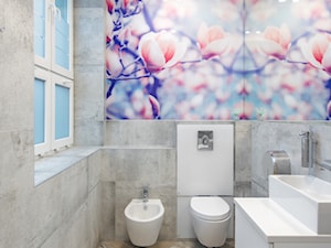 Klinika - Średnia z lustrem z marmurową podłogą z punktowym oświetleniem łazienka z oknem - zdjęcie od Wojciech Kic