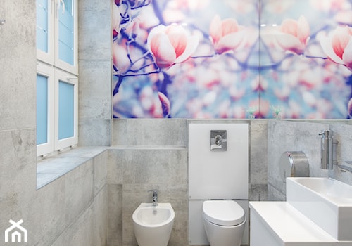 Klinika - Średnia z lustrem z marmurową podłogą z punktowym oświetleniem łazienka z oknem - zdjęcie od Wojciech Kic
