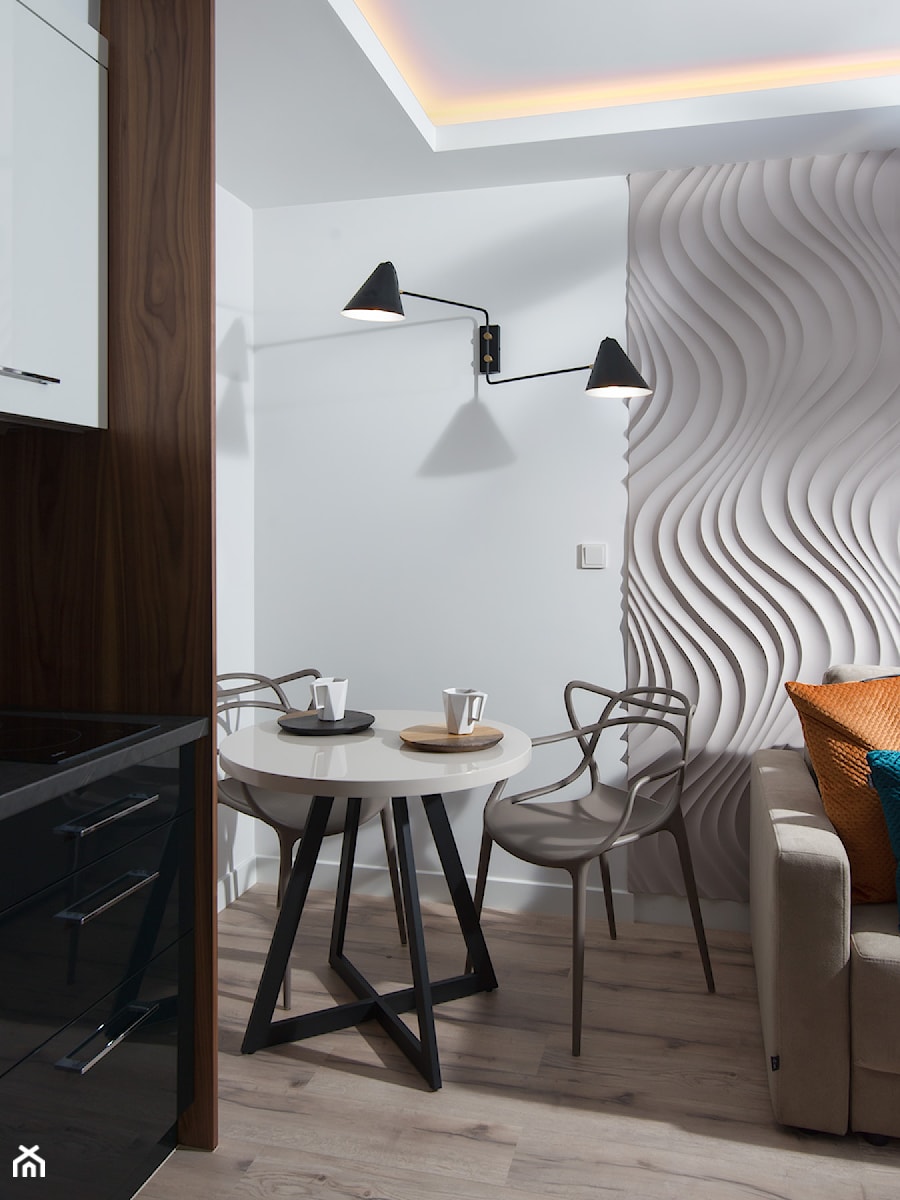 Hotel w Sopocie - Agnieszka Hajdas-Objatek - Mała beżowa biała jadalnia w salonie w kuchni - zdjęcie od Wojciech Kic
