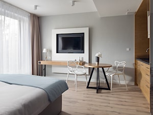 Hotel w Sopocie - Agnieszka Hajdas-Objatek - Średnia biała szara sypialnia z balkonem / tarasem - zdjęcie od Wojciech Kic