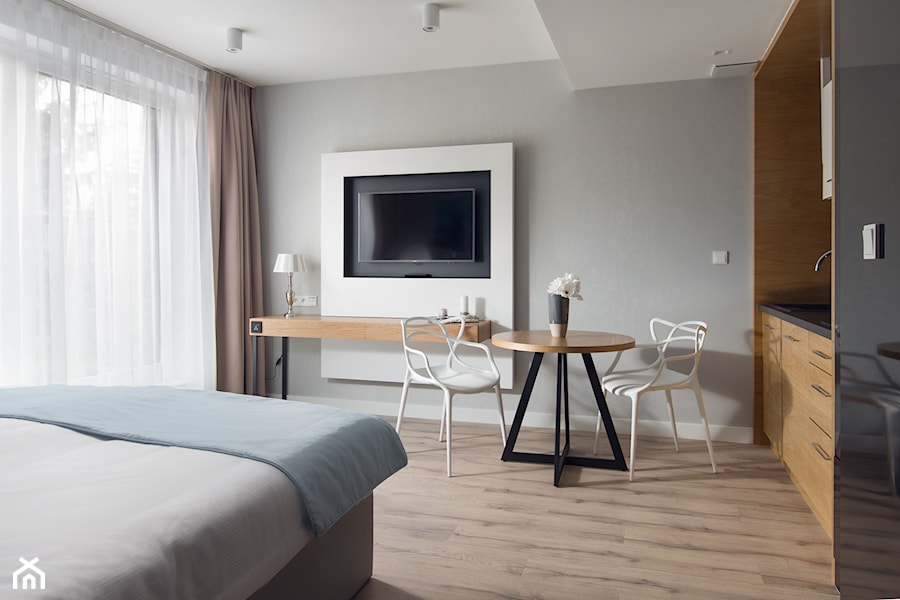 Hotel w Sopocie - Agnieszka Hajdas-Objatek - Średnia biała szara sypialnia z balkonem / tarasem - zdjęcie od Wojciech Kic