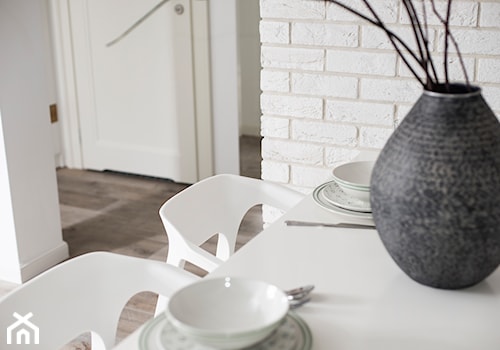 Pensjonat w Jastarni - Mała biała jadalnia jako osobne pomieszczenie - zdjęcie od Wojciech Kic