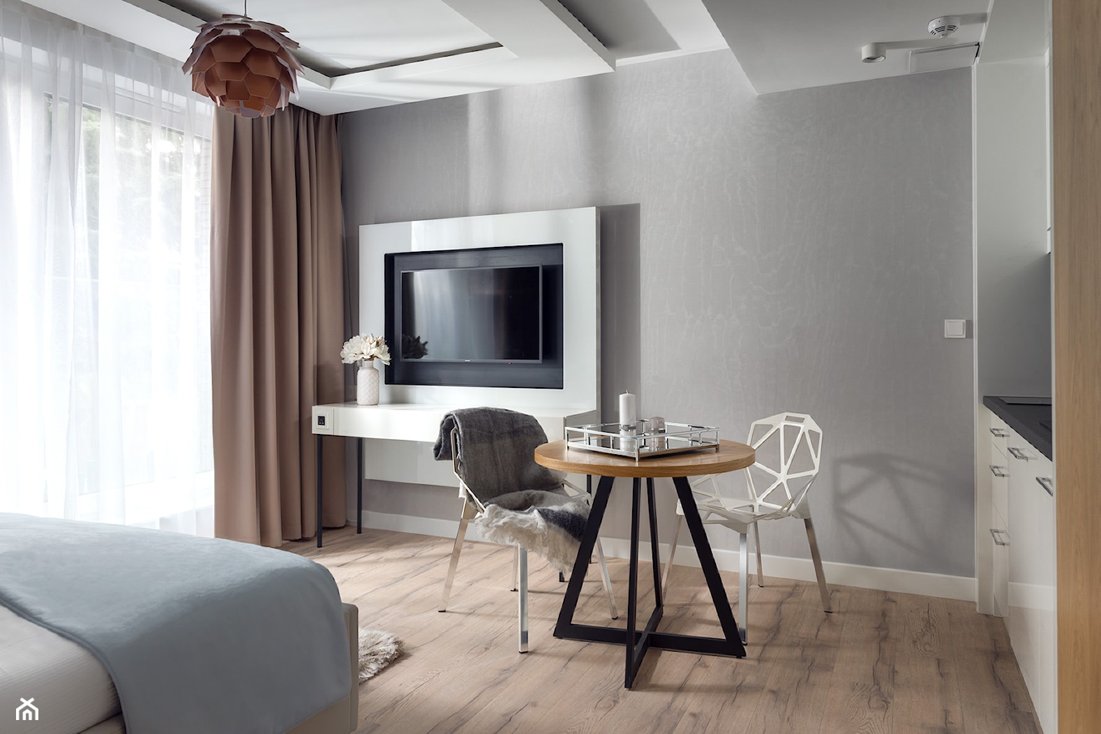 Hotel w Sopocie - Agnieszka Hajdas-Objatek - Średnia biała szara sypialnia z balkonem / tarasem - zdjęcie od Wojciech Kic - Homebook