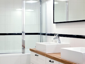 Realizacja mieszkania w stylu rustykalnym - Mała bez okna z lustrem z dwoma umywalkami łazienka, styl tradycyjny - zdjęcie od Eno Design