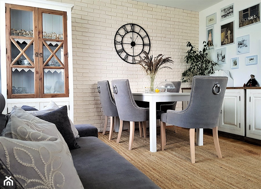 Metamorfoza małego salonu na Mazurach - Średni beżowy biały salon z jadalnią, styl rustykalny - zdjęcie od Eno Design