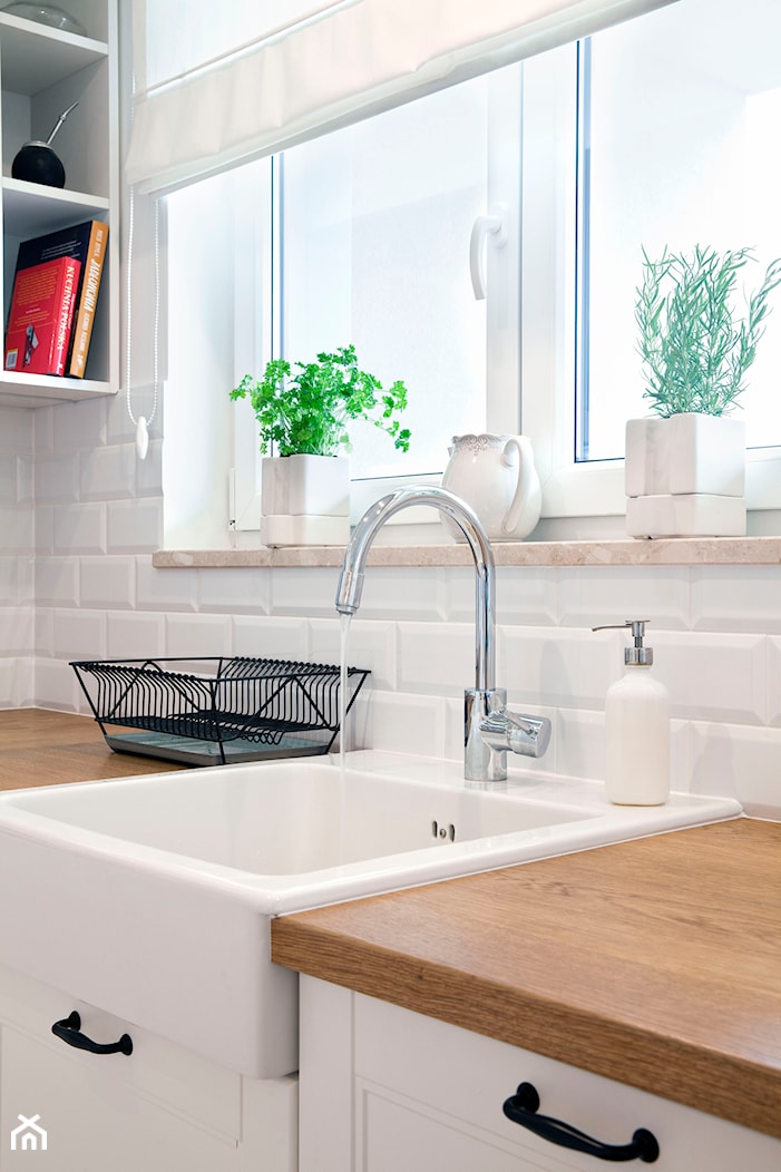 Realizacja mieszkania w stylu rustykalnym - Mała zamknięta biała z nablatowym zlewozmywakiem kuchnia jednorzędowa z oknem, styl rustykalny - zdjęcie od Eno Design - Homebook