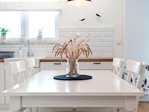 Realizacja mieszkania w stylu rustykalnym - Średnia biała jadalnia w kuchni, styl rustykalny - zdjęcie od Eno Design