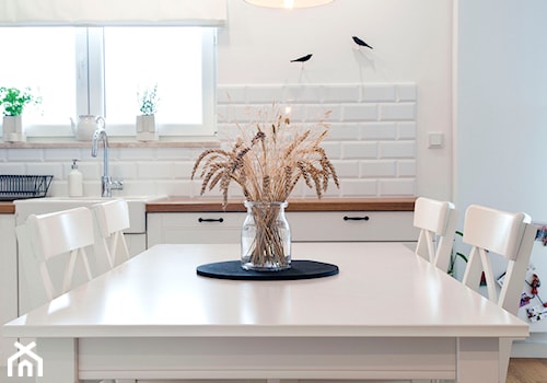 Realizacja mieszkania w stylu rustykalnym - Średnia biała jadalnia w kuchni, styl rustykalny - zdjęcie od Eno Design