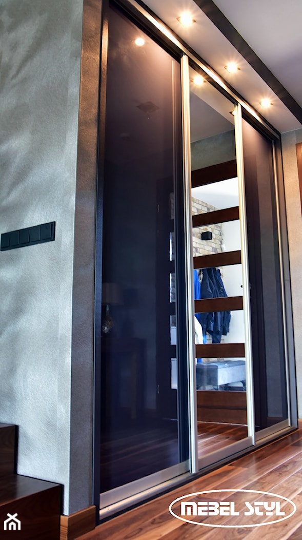Szafa z drzwiami ze szkła lacobel - zdjęcie od Mebel Styl - Homebook