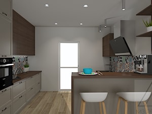 Kuchnia - Średnia otwarta szara z zabudowaną lodówką z lodówką wolnostojącą kuchnia dwurzędowa z oknem - zdjęcie od m3projekt
