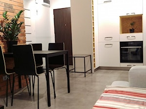 KAWALERKA - Mała otwarta z salonem biała z zabudowaną lodówką kuchnia w kształcie litery l, styl industrialny - zdjęcie od M3 MONIKA MIGACZ