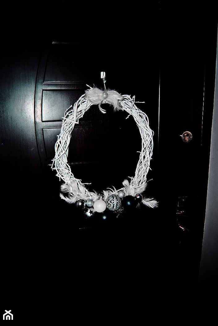 Wieniec z piórkami na drzwiach wejściowych - zdjęcie od justynabucz - Homebook