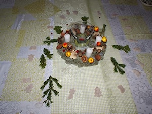 stół wigilijny, samodzielnie wykonany stroik z ozdobami masy solnej - zdjęcie od reenataa