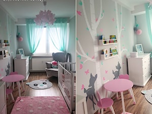 Pastelowy pokój dla dziewczynki - Średni szary pokój dziecka dla niemowlaka dla dziewczynki - zdjęcie od dekoratoramator.pl