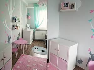 Pastelowy pokój dla dziewczynki - Średni biały szary pokój dziecka dla dziecka dla dziewczynki - zdjęcie od dekoratoramator.pl