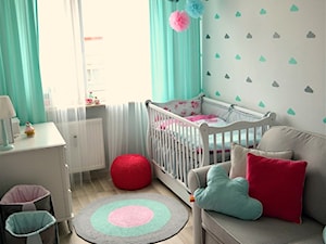 Pokój małej dziewczynki - Mały biały pokój dziecka dla niemowlaka dla chłopca dla dziewczynki, styl skandynawski - zdjęcie od dekoratoramator.pl