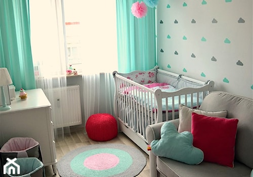 Pokój małej dziewczynki - Mały biały pokój dziecka dla niemowlaka dla chłopca dla dziewczynki, styl skandynawski - zdjęcie od dekoratoramator.pl