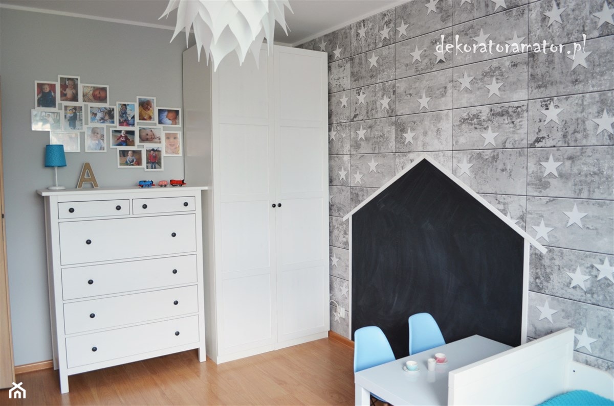 Pokój rodzeństwa - Duży szary z panelami tapicerowanymi pokój dziecka dla dziecka dla chłopca dla dziewczynki dla rodzeństwa, styl skandynawski - zdjęcie od dekoratoramator.pl - Homebook