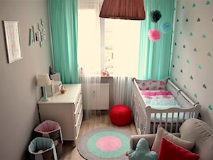 Pokój małej dziewczynki - Mały miętowy szary pokój dziecka dla niemowlaka dla dziewczynki, styl skandynawski - zdjęcie od dekoratoramator.pl