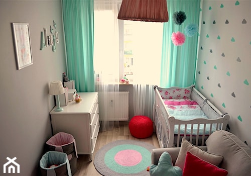 Pokój małej dziewczynki - Mały miętowy szary pastelowy pokój dziecka dla niemowlaka dla dziewczynki, ... - zdjęcie od dekoratoramator.pl