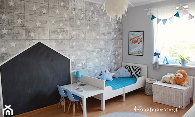 pokój dziecka, tablica w kształcie domku, białe gwiazdki, białe biurko