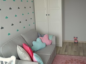 Pokój małej dziewczynki - Średni szary pokój dziecka dla niemowlaka dla dziewczynki, styl skandynawski - zdjęcie od dekoratoramator.pl