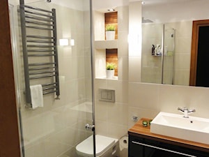Łazienka - Mała bez okna z lustrem z punktowym oświetleniem łazienka, styl nowoczesny - zdjęcie od dekoratoramator.pl