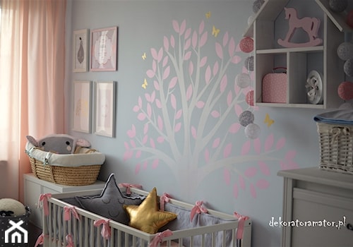 Pokój dla dziewczynek - Średni szary pokój dziecka dla niemowlaka dla dziewczynki, styl skandynawski - zdjęcie od dekoratoramator.pl