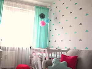 Pokój małej dziewczynki - Średni biały pokój dziecka dla niemowlaka dla dziewczynki, styl skandynawski - zdjęcie od dekoratoramator.pl