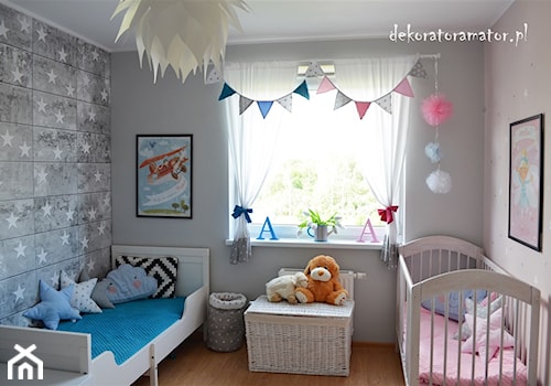 Pokój rodzeństwa - Mały szary pokój dziecka dla niemowlaka dla dziecka dla chłopca dla dziewczynki dla rodzeństwa - zdjęcie od dekoratoramator.pl