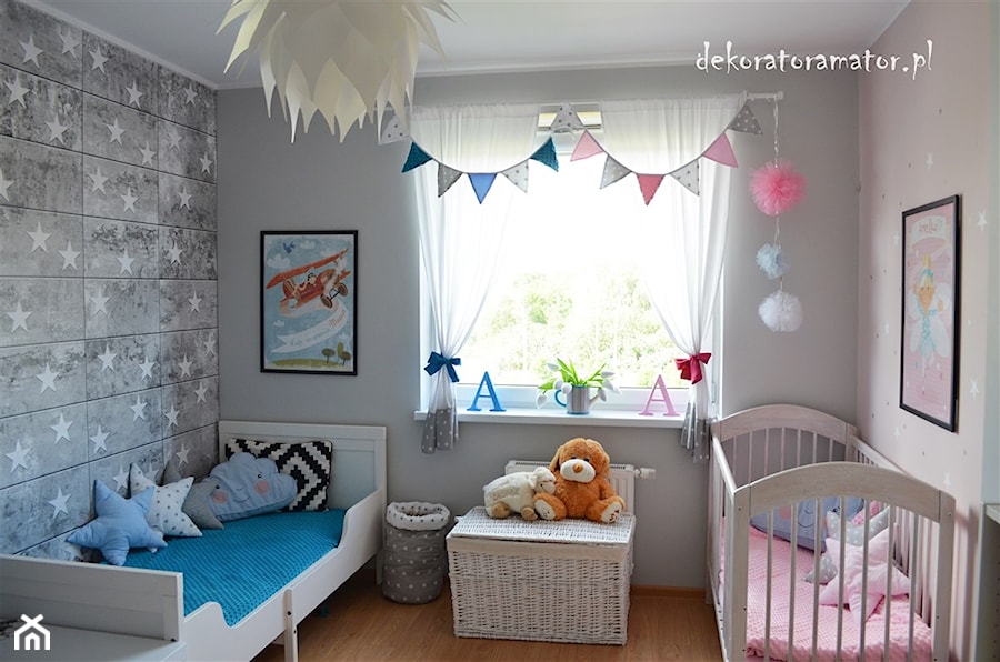 Pokój rodzeństwa - Mały szary pokój dziecka dla niemowlaka dla dziecka dla chłopca dla dziewczynki dla rodzeństwa - zdjęcie od dekoratoramator.pl