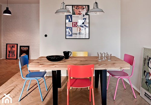 Żoliborz2 - Średnia biała jadalnia w salonie, styl skandynawski - zdjęcie od PINKMARTINI